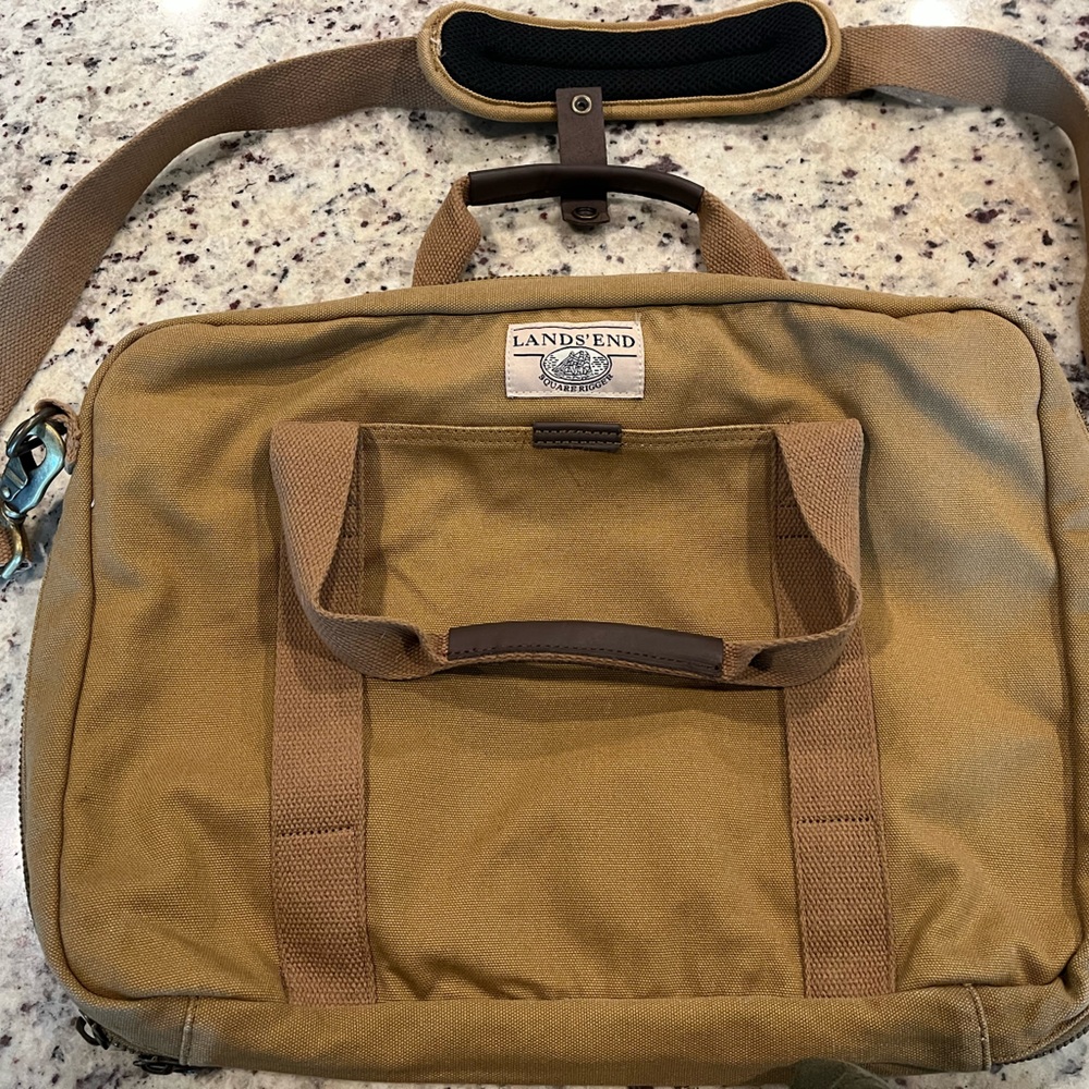 Lands end square rigger bag. No tears or stains. In GREAT condition. 18”x15”